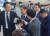 박인규(왼쪽 둘째) 대구은행장이 지난 10월 피의자 신분으로 대구경찰청에 출두하고 있다. [연합뉴스]