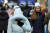 중부내륙에 한파 주의보가 내려진 12일 오후 서울 중구 명동에서 관광객들이 거리를 거닐고 있다. 김경록 기자