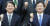 지난 12월 14일 부산 부산시의회 대회의실에서 열린 국민통합포럼 세미나에 참석한 안철수 국민의당 대표(왼쪽)와 유승민 바른정당 대표. 송봉근 기자