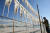 경북 포항시 인근에서 한 어민이 바닷바람에 오징어를 말리고 있다. [중앙포토]