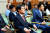 엘시티 금품 비리 혐의를 받고 있는 허남식(68) 전 부산시장(대통령 직속 지역발전위원장)이 지난 7월 7일 1심 선고를 받기 위해 부산지법 301호 법정에 앉아 있는 모습. 송봉근 기자 