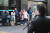 성악가인 노희섭 인씨엠예술단 단장이 길거리 성악 버스킹 1000회에 도전하고 있다. 서울 명동 우리은행 앞에서 사람들이 멈춰서서 노래를 듣고 있다. 신인섭 기자