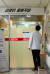 17일 서울 이대목동병원 신생아 중환자실에서 경찰이 현장 조사 중인 가운데 관계자들이 출입하고 있다. [사진공동취재단] 