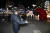 강추위가 몰아친 저녁 노희섭 단장이 현대 유플렉스 신촌점 앞 광장에서 노래하고 있다. 신인섭 기자