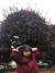 지난 18일 제주도 서귀포시 위미리 위미동백나무군락지를 찾은 어린이가 기념촬영을 하고 있다. 최충일 기자
