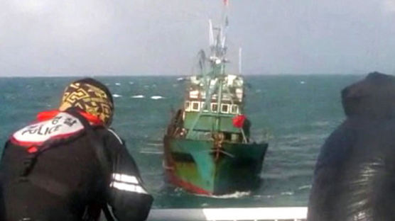 해경, 달려드는 중국 어선 10척에 실탄 200발 경고사격