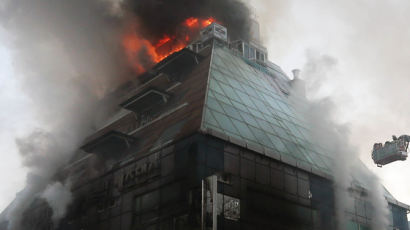 제천 스포츠타운 화재…6명 병원 이송, 일부 옥상 대피