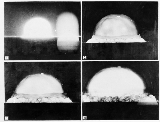 1945년 7월 16일 미 육군이 뉴멕시코주에서 진행된 첫 원자폭탄 실험을 촬영한 영상. [AP=연합뉴스] 