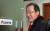 홍준표 자유한국당 대표가 웃으며 뒤돌아서 취재진의 질문에 답하고 있다. 강정현 기자 