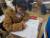 충북 음성 삼성중 학생이 18일 기말고사에서 논술형 답안지를 쓰고 있다. [최종권 기자]