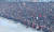 2016 병신년(丙申年) 첫 날인 1일 부산 해운대해수욕장 인근 미포선착장 방파제에서 시민과 관광객들이 새해 첫 해돋이를 바라보고 있다. [중앙포토]