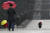 23일 전국 대부분의 지방에 비나 눈이 내릴 전망이다. 비와 눈이 그친 뒤 밤부터는 기온이 크게 내려가면서 추워질 전망이다. 사진은 지난해 12월 21일 겨울비가 내리는 서울 이화여대 캠퍼스에서 우산을 받쳐든 학생들이 오가고 있는 모습. [중앙포토]