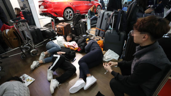 “12시간 발 묶여” 900편 운항 차질 빚은 인천공항 상황