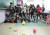 서울 응봉초등학교 학생들이 풍선자동차를 제작한 후 규칙을 정하고 풍선자동차 경주를 하고 있다. [신인섭 기자]