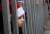 베들레헴의 교회 옆 광장에서 크리스마스 이브 행사를 지켜보고 있는 팔레스타인 소녀. [EPA=연합뉴스]