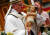 프란치스코 교황이 24일 밤(현지시간) 바티칸 성 베드로 대성당에서 열린 성탄절 전야미사에서 아기 예수를 안고 있다.[로이터=연합뉴스]