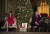 트럼프 대통령 내외가 24일(현지시간) 크리스마스 휴가를 보내는 플로리다 주 팜비치의 별장에서 미군 북미항공우주방위사령부(NORAD)가 후원하는 크리스마스 이벤트인 ‘산타 추적’프로그램에 자원봉사자로 참여,어린이들과 통화하고 있다.1955년부터 시작, 매년 진행하는 ‘NORAD의 산타추적’은 산타 위치를 알려달라는 어린이들을 대상으로 선물을 전달하는 크리스마스 테마 엔터테인먼트 프로그램이다.[로이터=연합뉴스]