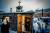 24일(현지시간) 독일 함부르크 바움월 지역에 있는 보트교회에서 크리스마스 이브 예배를 보기 위해 주민들이 입장하고 있다.[EPA=연합뉴스]