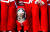 산타복장을 한 개가 24일(현지시간) 마케도니아의 스코페에서 열린 산타경주대회에 참가해 있다.[로이터=연합뉴스]