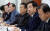 김성태 자유한국당 원내대표가 25일 오후 국회에서 열린 원내대책회의에 참석해 발언하고 있다. 박종근 기자