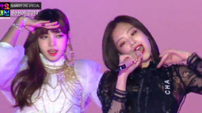 Audience Mesmerized By BLACKPINK's Stylish Rendition Of WONDER GIRLS’ ‘So Hot’
