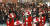 성탄절 이브인 24일 오후 서울 영등포 경방 타임스퀘어에서 시민들이 고적대 공연을 관람하고 있다. 임현동 기자