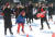 성탄절인 25일 오후 서울 여의도공원 여의아이스파크에서 빨간옷을 입은 안전요원(오른쪽)이 빙판 위를 오가며 시민들의 안전모 및 장갑 착용, 충돌 사고 등을 확인하고 있다. [연합뉴스]