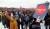 24일(현지시간) 러시아 모스크바 도심에 모인 권 지도자 알렉세이 나발니의 지지자들[AFP=연합뉴스]