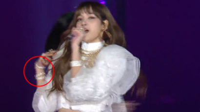 By Accident Or On Purpose? Why BLACKPINK LISA Dropped Her Bracelet On Stage