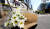 2014년 10월 판교테크노밸리 환풍구 붕괴사고 현장에 희생자를 추모하는 국화 꽃다발이 놓여 있다. 이 사고로 16명이 사망했다. 김경빈 기자