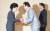 2012년 10월 박근혜 새누리당 대선후보가 국회 헌정기념관에서 열린 재외선거대책위원회 발대식에 참석해 자니윤에게 임명장을 수여하고 있다. [중앙포토]