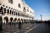 두칼레 궁전. 예전에는 베네치아를 다스린 총독의 집무실로 쓰였다. 하얀 대리석에 햇빛이 반사되면서 시시각각 변하는 모습을 모네가 인상파 화법으로 그린 그림이 떠올랐다. [사진 장채일]