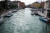 베네치아 중앙역 앞 수로. 베네치아 관광은 대게 이곳에서부터 시작한다. [사진 장채일]