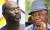 라이베리아 대선 결선에 오른 조지 웨아 후보(왼쪽)와 조셉 보아카이 현 부통령. 전직 축구 스타 출신인 웨아는 2005년에 이어 다시 대선에 출마, 엘런 존슨 설리프 라이베리아 대통령의 후임을 노리고 있다. [EPA=연합뉴스] 