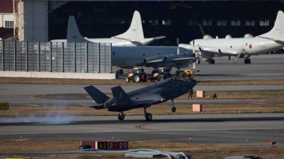 日 호위함 싣는 F-35B 도입 검토…‘전수방위’ 상충 논란