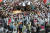 슈퍼레이스에 출전한 스톡카들이 30일 일본 후지스피드웨이에서 열린 슈퍼6000클래스 챔피언십에서 질주하고 있다. 류시원 등 드라이버들을 보기 위해 몰려든 팬들. [사진제공=슈퍼레이스]