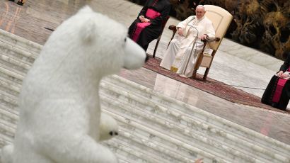  [서소문사진관]뒤뚱뒤뚱…교황 미소 짓게 만든 북극곰(?)들