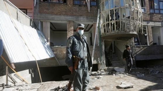 카불서 폭탄 테러로 최소 41명 사망…종파전쟁 노리는 IS가 배후