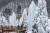 경기도 포천 백운계곡에서 12월28일부터 열리는 동장군축제에서는 높이 10m에 달하는 얼음 기둥을 볼 수 있다. [중앙포토]