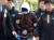 낚싯배 사고를 일으킨 명진15호 선장이 6일 구속영장 실질심사를 받기 위해 인천지방법원에서 들어서고 있다. 강정현 기자/171206..