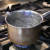 오븐을 예열하고 물을 올리는 것으로 요리를 시작한다. 