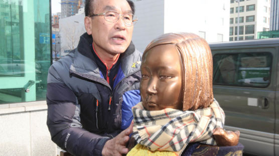 ‘부산 소녀상 할아버지’가 1년간 일본 영사관 앞에 머문 사연?