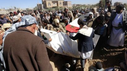 단 하루 새, 예멘에서 68명 숨지게 한 최악의 폭격