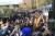 30일(현지시간) 이란 수도 테헤란대학교에서 경찰이 반정부 시위에 참가한 학생들의 출입을 막기 위해 교문을 봉쇄하자 학생들이 항의하고 있다. [AP=연합뉴스] 