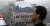 용산참사 진압도중 사망한 김남훈 경사의 아버지 김권찬씨가 남일당 건물이 내려다 보이는 길 건너 건물에 선 모습. 2010년 촬영. 박종근 기자