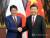 지난 11월 아시아태평양경제협력체(APEC) 정상회의 참석차 베트남을 방문 중인 시진핑(習近平) 중국 국가 주석과 아베 신조(安倍晋三·왼쪽) 일본 총리가 회담에 앞서 악수를 하고 있다. [연합뉴스]