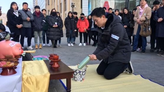 29살 '백말띠’들이 새해 첫 날 차린 고사상…“걱정말아요, 아홉수”