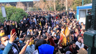 이란, 8년 만에 대규모 시위 … “정부군 총격에 시위대 2명 사망”