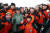 문재인대통령이 사모바위에서 119산악구조대원들과 기념촬영을 하고 있다.[사진 청와대]