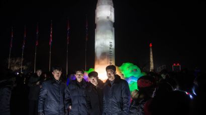 [서소문사진관]화성 15형 미사일 앞에서 기념촬영을? 새해 맞은 지구촌 풍경